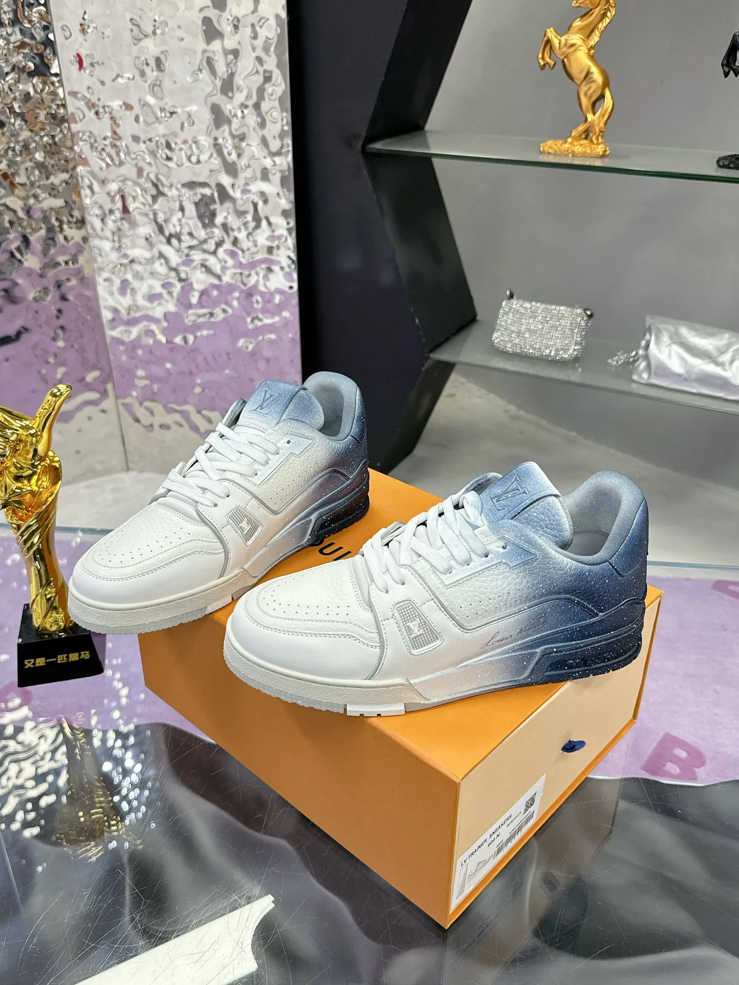 Men's men's shoes💰840❤️❤️❤️ (craft style, hand-rubbed, distressed, solid color, couple style) Original development, quality shipment, welcome to compare ❥❥❥❥❥❥LV sneaker series LV Trainer Maxi sneakers introduce the loose silhouette of the ready-to-wear series into the LV Trainer sneaker design written by Virgil Abloh, making an eye-catching appearance at the 2023 spring and summer men's wear show. The cow leather upper is combined with rough fabric laces, and colorful beading highlights the brand's classic elements. LV letters mark the tongue and Monogram floral outsole. Mixed materials Made of first-layer cowhide, wrapped in imported custom-printed denim, thick shoelace design, large Monogram print on the side, "lv 54" badges on the tongue and heel, rubber outsole decorated with Monogram flowers, mesh lining and cotton feet, the comfort is as extreme as ever, premium heritage, quality first, worth owning! Size: 35-40 for women, 39-44 for men (45 and 46 are custom-made and non-returnable) ♡Full set of packaging with original gift box